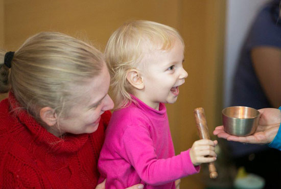 Kind-mit-Klangschale_web.jpg